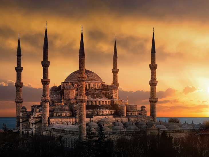 Blue Mosque in Istanbul at dusk.