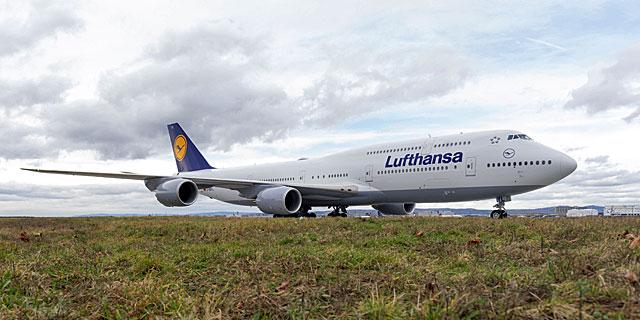 Lufthansa B747-8 taxiing