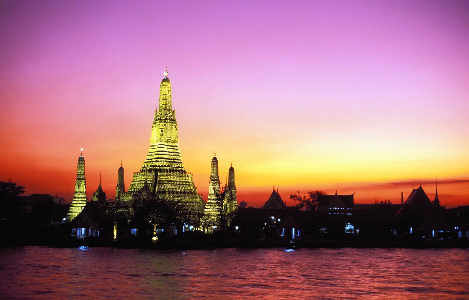 wat arun at dusk — thinkingoftravel.com