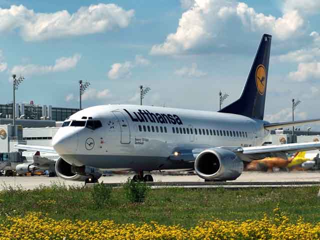 Lufthansa Boeing 737 on taxiway.