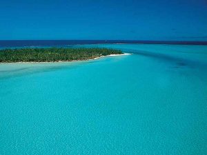 Turqoise waters in French Polynesia.