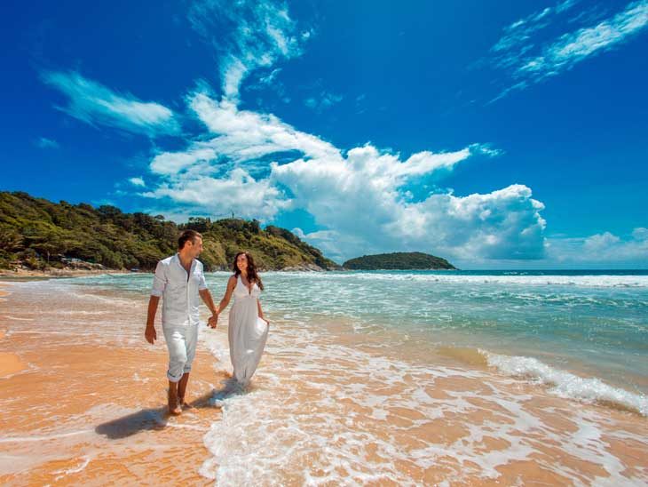 Wedding couple on tropical beach.