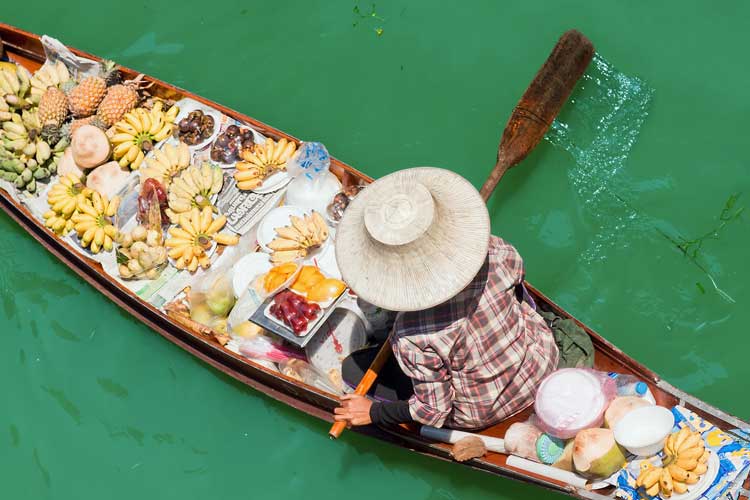 Damnoen Sudak floating market in Bangkok.