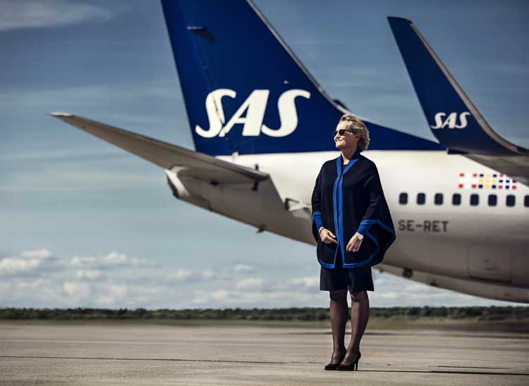 SAS Flight Attendant showcasing their new uniform.